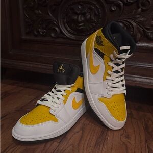 Nike Air men’s Jordan 1 Mid Yellow/White/Black Size